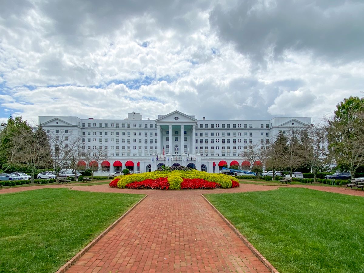 greenbrier bunker tour parking